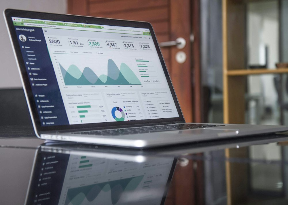 Gráficas de análisis financiero en un portátil